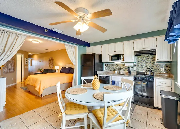 Charming Panama City Studio With Community Pool!