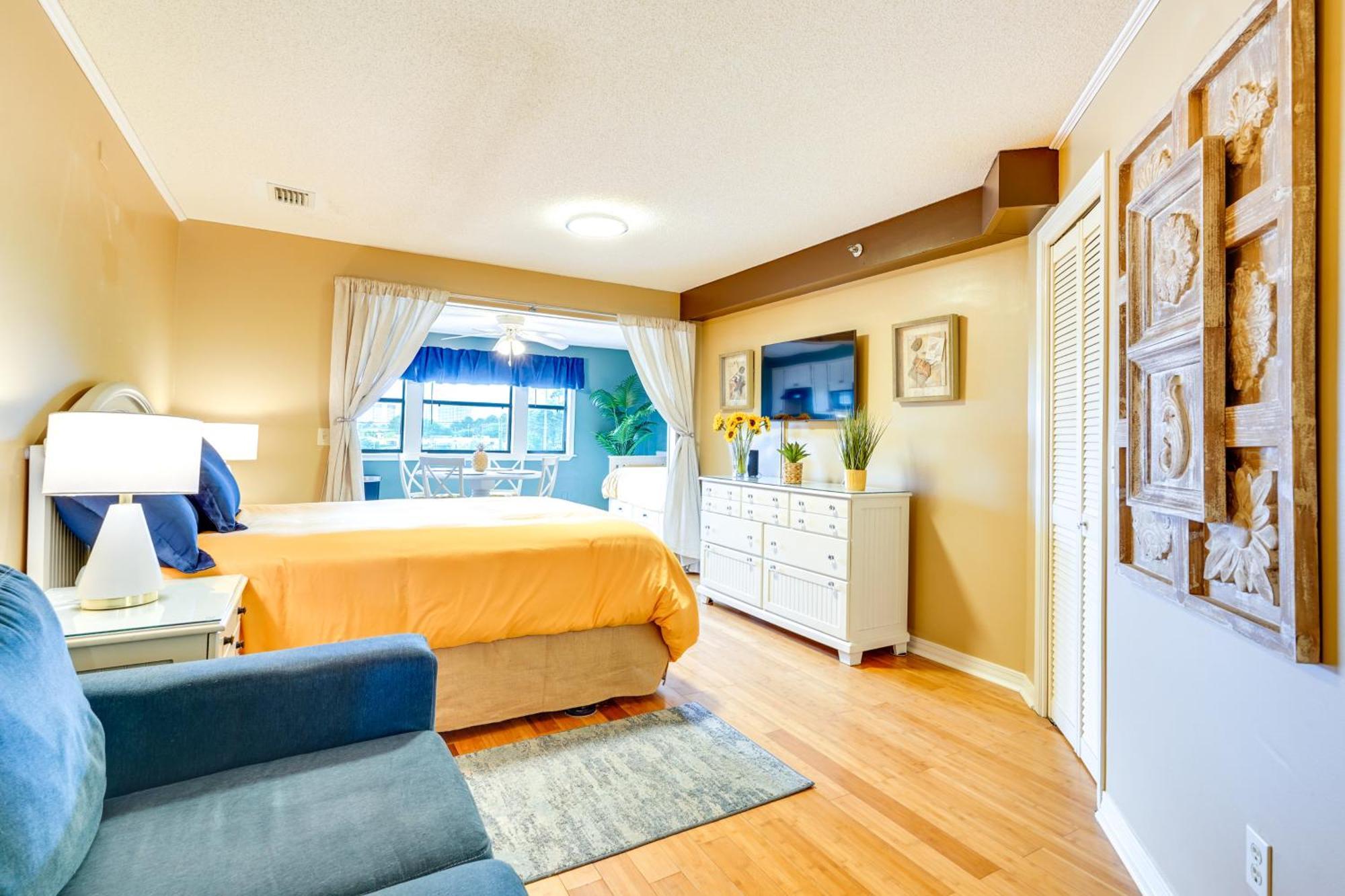 Charming Panama With Community Pool!