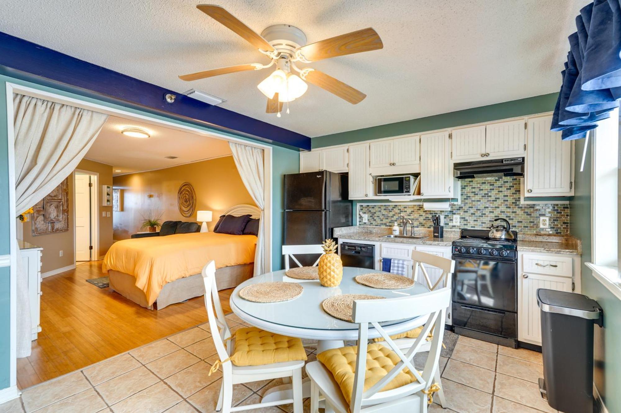 Charming Panama With Community Pool! *