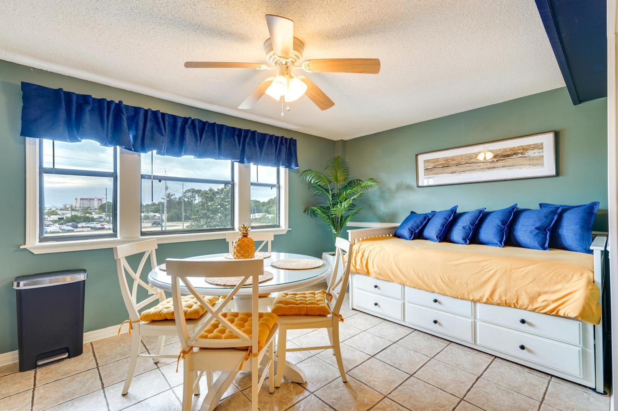 Charming Panama With Community Pool! Apartment *
